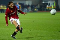 Francesco Totti így indította útjára a labdát ama bizonyos szépségdíjas második gól elôtt, amely biztossá tette a Roma sikerét