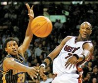 Ron Artest (balra) elkésett a közbeavatkozással – Lamar Odom labdája a cél felé tart