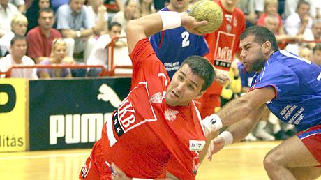 Az MKB Veszprém beállósa, Gál Gyula (labdával) szerint csapata felvette a BL-ben az utazósebességet