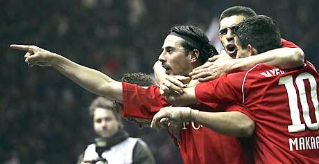 Claudio Pizarro (balra) fejesével szerezte meg az elsô trófeáját 2006-ban a Bayern