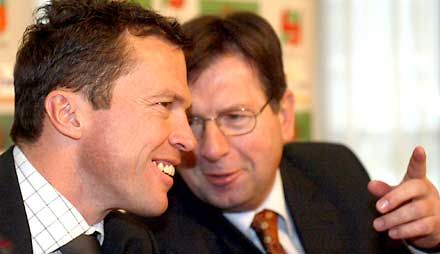 Ugye, mi jó barátok vagyunk? Bozóky Imre (jobbra) rendületlenül bízik Lothar Matthäusban, annak ellenére, hogy a kapitány nem tartotta be azt, amit ígért, azaz a válogatott nem jutott ki a 2006-os németországi világbajnokságra (Fotó: Németh Ferenc)