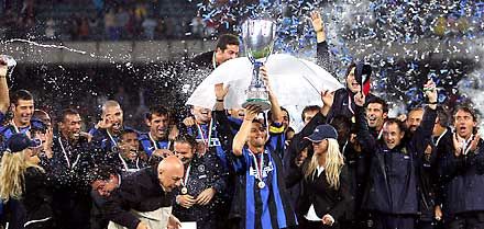 Az Inter játékosai már a bajnoki rajt elôtt ünnepelhettek, hiszen a csapat 16 év után újra megnyerte az Olasz Szuperkupát