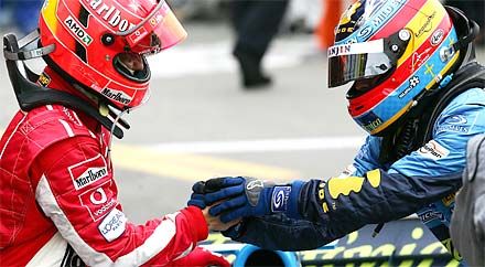 &#8222;Ez derék munka volt, barátom!&#8221; &#8211; Schumacher (balra) és Alonso gratulál egymásnak