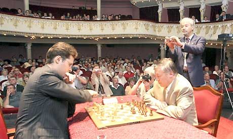 Miskolcon hatalmas tömeget vonzott Lékó Péter (balra) és az orosz Anatolij Karpov rapid páros mérkôzése