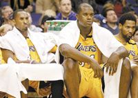 A Lakers kosarasai szemlátomást nehezen viselik az újabb hazai kudarcot: balról Kobe Bryant, Shaquille O&#8217;Neal és Robert Horry