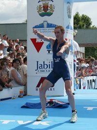 Az új-zélandi Shane Reed örömtánca a befutó után &#8211; 1999 után nyert ismét Vk-futamot (Fotó: Mirkó István)