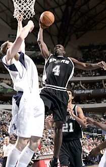 Michael Finley (jobbra) 15 pontot dobott egykori csapata ellen