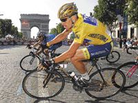 Lance Armstrong egy kis pezsgôzés után hatodszor is a sárga mezben érkezett meg a párizsi parádéra