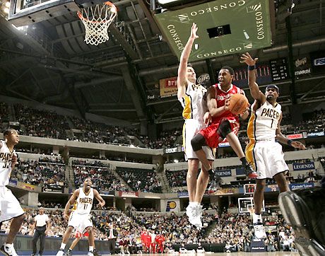 McGrady a fellegekben: a piros mezes bedobóval sem a levegôben, sem a földön nem bírtak most