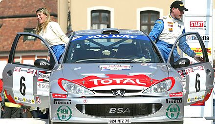 Bahor Bea és ifjabb Tóth János boldogan szállt ki a versenygépbôl &#8211; hogy az ezüstös Peugeot 206 WRC kisvártatva leguruljon a céldobogóról(Fotó: Mirkó István)