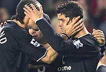 Rio Ferdinand (balra) kétszer is gratulálhatott Cristiano Ronaldonak