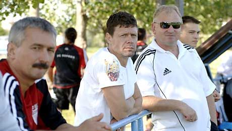 Selymes Tibor (középen) másodjára sem tudta befejezni a munkát, de most legalább nem kell elköszönnie Soprontól, hiszen a klub menedzsereként tovább dolgozhat