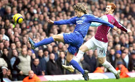 Hernán Crespo (balra) 2005 utolsó, majd 2006 elsô bajnokiján is sorsdöntô gólt szerzett: a Birmingham City ellen az argentin jegyezte csapata elsô találatát, majd pedig a West Ham United ellen ô szerzett végérvényesen vezetést a Premiershipet magabiztos