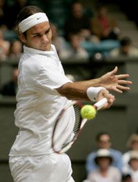 A címvédô Roger Federer zseniális tenisszel tett szert kétszettes elônyre a férfi egyes elôdöntôjében