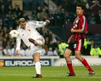 Zinedine Zidane fantasztikus kapáslövésébôl született a BL eddigi utolsó találata