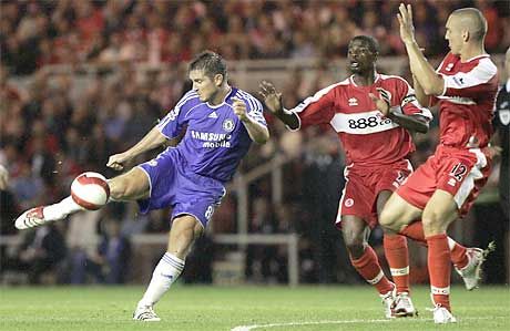 Lampard (Chelsea) lövését Boateng és Pogatetz (mindkettő Middlesbrough) együttes erővel próbálja blokkolni