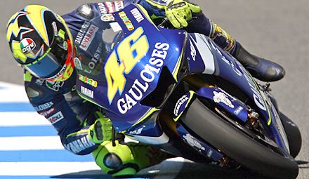 A hatszoros világbajnok Valentino Rossi az elmúlt három év hagyományait követve az idén is az elsô rajtkockából indul az idénynyitón