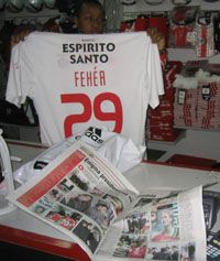 A Benfica visszavonultatta Fehér Miklós 29-es számú dresszét, és a lisszaboni klub múzeumába kerülnek az emlékezô írások is (Fotó: M. Németh Péter)