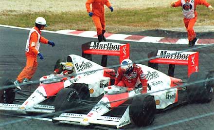 Jelenet 1989-ből: Senna Szuzukában a célegyenes előtti sikánnál előzni akarta Prostot, aki ráhúzott, és mindketten kicsúsztak. Sennát a pályabírók visszatolták a pályára, majd óriási hajrával megnyerte a versenyt. Utólag kizárták, így Prost lett a világba