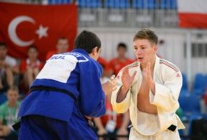 Feczkó Csanád (fehérben) hetedik lett a szófiai junior Európa-bajnokságon