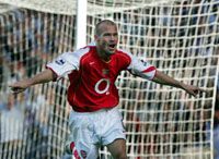 A svéd Fredrik Ljungberg ezúttal jól helyettesítette Thierry Henryt, két góllal járult hozzá a bajnok Arsenal újabb fölényes gyôzelméhez