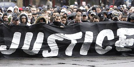 A párizsi szurkolók bánata érthetô, halott társuk miatt nem véletlenül követelnek igazságot, ahogy azt a transzparensük felirata is bizonyítja