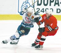 Karol Rusznyák (balra) büntetése Hegyi Zoltán szerint kevés. A ferencvárosi hokis úgy véli, a döntéshozók bizonyos esetekben nem azonos mércével mérnek… (Fotó: Árvai Károly)