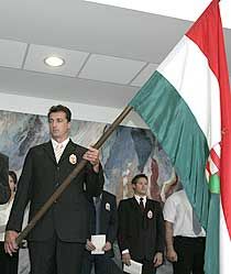 Hegedüs Róbert, a sárkányhajó-válogatott tagja viszi a magyar zászlót (Fotó: Czagány Balázs)