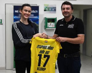 Kump Aliz (16) a fiatalokkal rendre sokat foglalkozó Szasa Nedeljkovics miatt igazolt Kaposvárra Forrás: hunvolley.hu