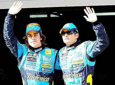 Alonso (balra) és Fisichella szombaton maga mögött tartotta a McLaren duóját, a konstruktôr-világbajnoki címhez ezt vasárnap meg kell ismételniük