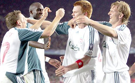 John Arne Riise (középen) már elfeledte Craig Bellamy durvaságát, és ôszinte örömmel borul a nyakába