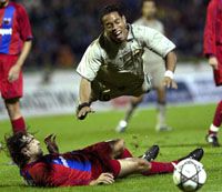 Ronaldinho és a Barcelona valósággal átrepült a görög Panionioszon, és már az UEFA-kupa 3. fordulójában érezheti magát