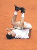 Így örült Albert Costa, amikor honfitársa, Juan Carlos Ferrero kettôs hibát ütött