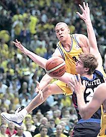 Anthony Parker (szemben) a Tau Cerámica elleni döntôben is bizonyította, nem véletlen, hogy ô lett az egész sorozat legértékesebb játékosa