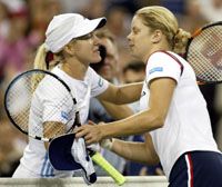 Akárcsak a párizsi Roland Garroson, a Flushing Meadows-i US Openen is Clijsters (jobbra) gratulálhatott Henin-Hardenne-nek