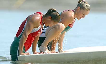 Kovács Katalin (balra) és Janics Natasa – kint a vízből