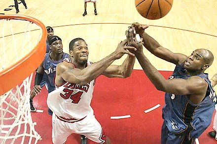 Harc a labdáért a Chicago Bulls&#8211;Washington Wizards mérkőzésen a United Centerben (fotó: Reuters)