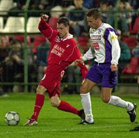 A debreceni csatárt, Marius Sumudicát (balra) nem tudták tartani a békéscsabai védôk (Fotó: Czeglédi Zsolt)