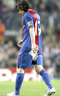 Lionel Messi szomorúsága érthetô, jó ideig nem húzhat majd csukát