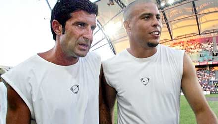 Ronaldo (jobbra) nem csupán a jelenlétével, de a két góljával is emelte a mellette látható Luis Figo gálamérkőzésének fényét (fotók: Reuters)