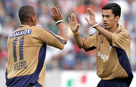 Antonio dos Santosnak (jobbra) mostanság kijár a pacsikból: a brazil támadó a Grasshoppers elsô számú gólfelelôse lett
