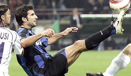 Luis Figo (jobbra) visszatérésétôl érthetôen sokat várnak az Inter szurkolói