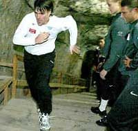Lipcsei Pétert (balra) aligha boldogította, hogy igazán egészséges környezetben edzhet, amikor a sóbánya egyik lépcsôjén felfelé kellett futnia