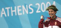 Az úszó Pásztory Dóra a második ezüstérmét nyerte a görög fôvárosban, szerdán a 100 méteres hátúszás döntôje után állhatott a dobogóra