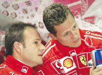 Schumacher (jobbra) és Barrichello talán a megoldáson töri a fejét