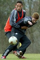 Arne Friedrich (elöl) és Kevin Kuranyi, a két fiatal német kemény csatára készül (Fotó: Reuters/Alexandra Winkler)