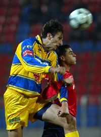 Siófoki fölény: Alekszandar Pantics könnyedén fejelte el a labdát Terjék Lajos elôl (Fotó: Danis Barna)