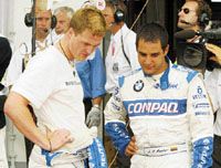 Ralf Schumacher (balra) és Juan Pablo Montoya utoljára indul ugyanannak a csapatnak a versenyzôjeként