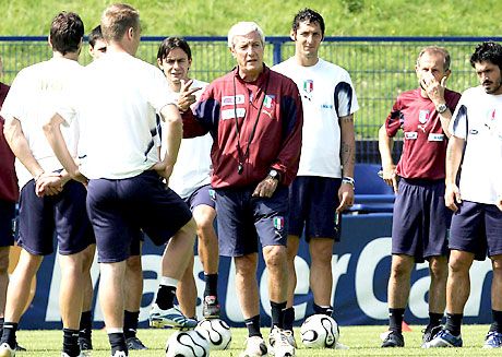 Oleg Blohin figyelmébe: az olasz edzésen Marcello Lippi (középen) magyarázta el a taktikai variációkat