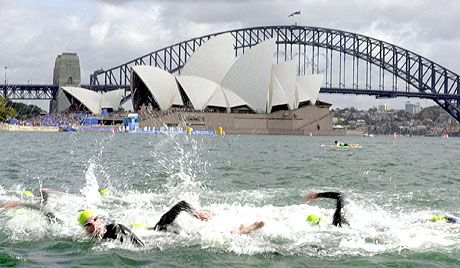 A triatlon a legjobb helyen, a sportágért rajongó ausztrálok által rendezett 2000-es olimpián mutatkozott be, különleges helyszínen, a sydneyi Opera lábánál, hatalmas sikert aratva